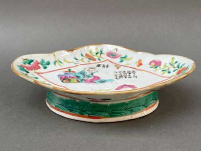 Jatte sur petit talon en porcelaine à décor...