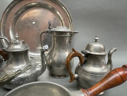 Lot d'étains : plats, 5 verseuses, casse...