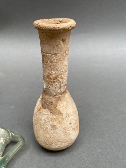Lot d'objets archéologiques : fiole, fibule,...