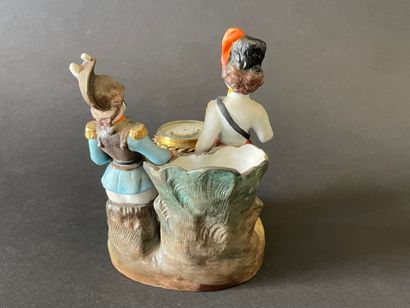 Huit groupes en porcelaine représentant des...