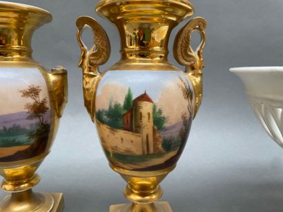 Lot en porcelaine de Paris :
Paire de vases...