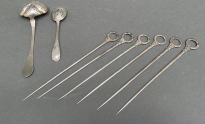 Six piques à brochettes et deux cuillères...