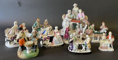 Huit groupes en porcelaine représentant des...