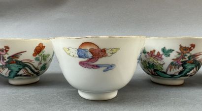 Suite de sept bols en porcelaine à décor...