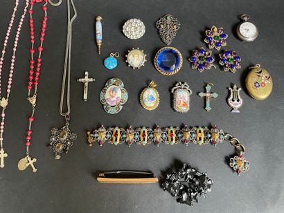 Lot de bijoux fantaisie : broches, bracelet,...