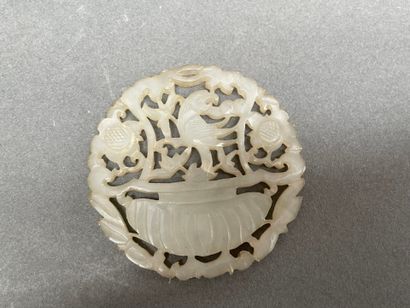 Lot de tabatières en pierre dure ou porcelaine...