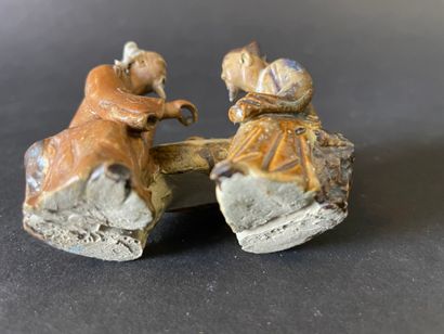 Trois groupe de personnages jouant en terre...