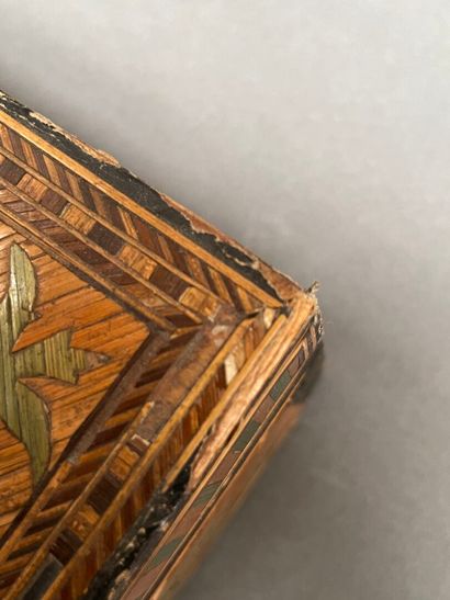 Coffret en marqueterie de paille à décor...