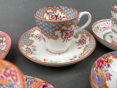 Manufacture de MINTON
Neuf tasses à café...