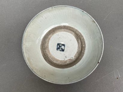 Lot en porcelaine de Chine comprenant :
Paire...