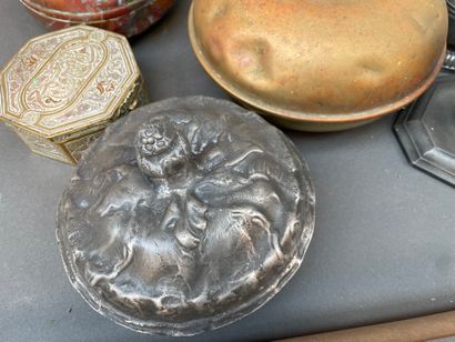 Lot de cuivres et étain : timbales, bassinoire,...
