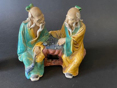 Trois groupe de personnages jouant en terre...