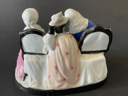 Huit groupes en porcelaine représentant des...