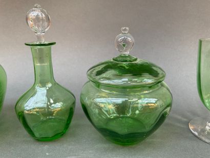 Ensemble de carafe, flacon, boîte et verre...