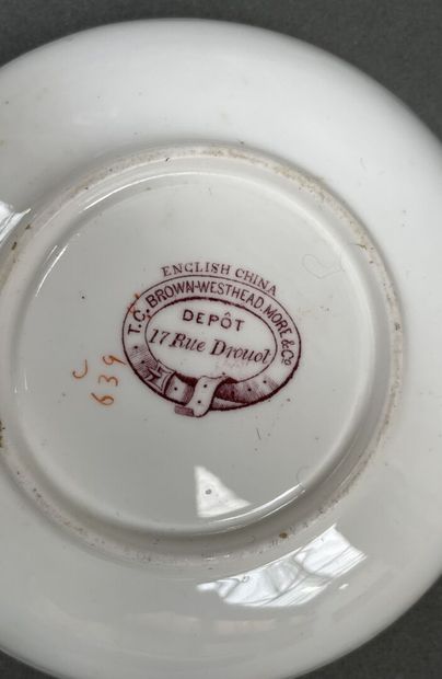 Manufacture de MINTON
Neuf tasses à café...