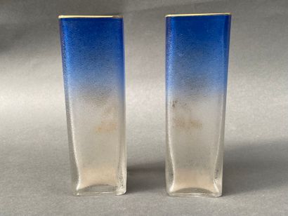 Paire de vases quadrangulaires en verre partiellement...