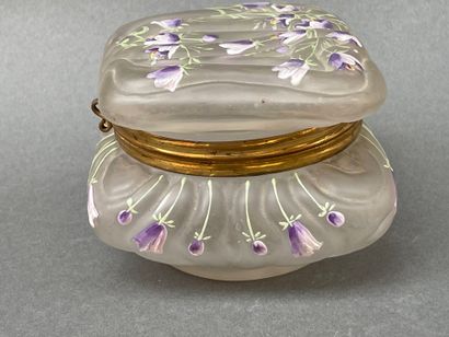 Coffret en verre à décor émaillé de campanules....