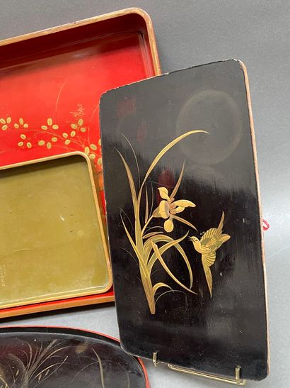 Lot de laque du Japon : plateaux, coupe à...