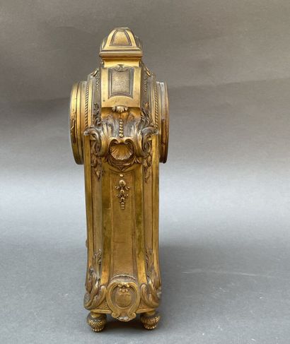 Pendule de cheminée en bronze de forme légèrement...