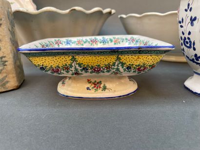 Lot de faïences : assiettes, pichet, saladier,...
