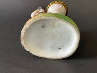 Huit groupes en porcelaine représentant des...