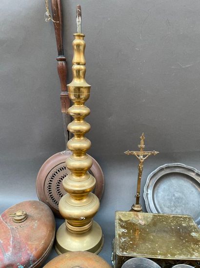 Lot de cuivres et étain : timbales, bassinoire,...