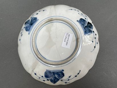 Lot en porcelaine de Chine comprenant :
Paire...