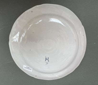 Paire de plats en faïence de l'Est à décor...