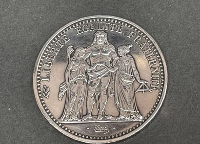 Lot en argent Minerve comprenant : 
-Timbale...