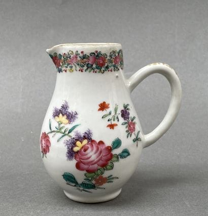 Petite verseuse balustre à décor de fleurs...