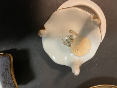 Lot de vaisselle en porcelaine comprenant...