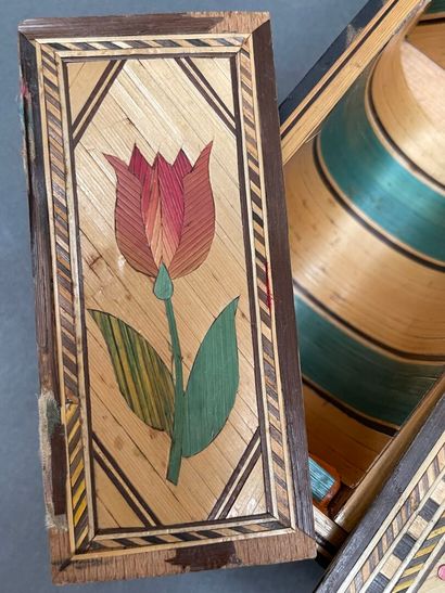 Coffret en marqueterie de paille à décor...