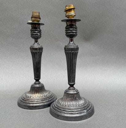 Paire de bougeoirs en métal argenté à fûts...