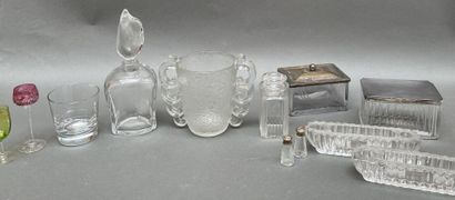 Lot de verrerie et cristal comprenant :
-...
