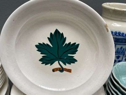 Lot ce céramiques comprenant : assiettes...