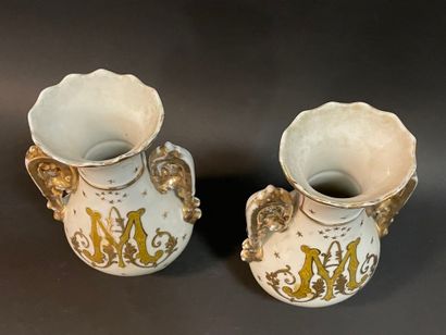 Paire de vases d'autel en porcelaine de Paris,...