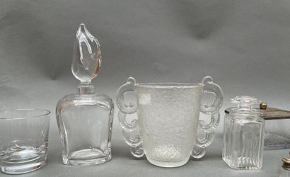 Lot de verrerie et cristal comprenant :
-...