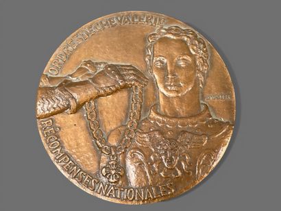 Lot de médailles en bronze dont :
-Thème...