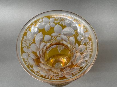 Vase de type Médicis en verre doublé jaune...