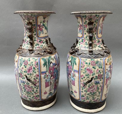 Paire de vases balustres en porcelaine à...