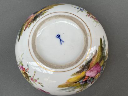 Dans le goût de MEISSEN
Bonbonnière lenticulaire...