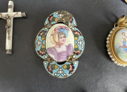 Lot de bijoux fantaisie : broches, bracelet,...