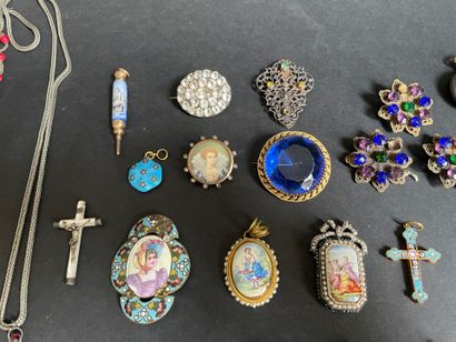 Lot de bijoux fantaisie : broches, bracelet,...