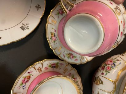 Lot de vaisselle en porcelaine comprenant...