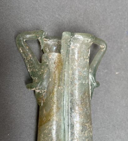 Lot d'objets archéologiques : fiole, fibule,...