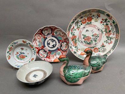 Lot en porcelaine de Chine comprenant :
Paire...