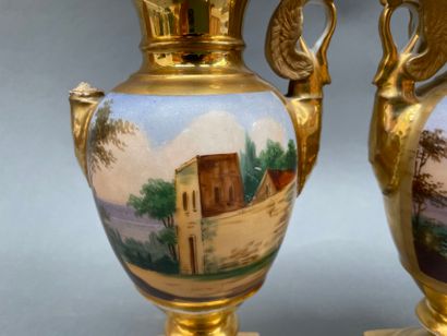 Lot en porcelaine de Paris :
Paire de vases...