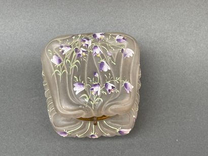 Coffret en verre à décor émaillé de campanules....