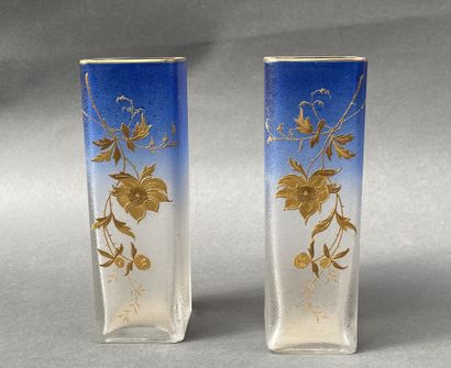 Paire de vases quadrangulaires en verre partiellement...