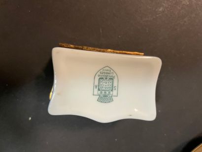 Lot de vaisselle en porcelaine comprenant...